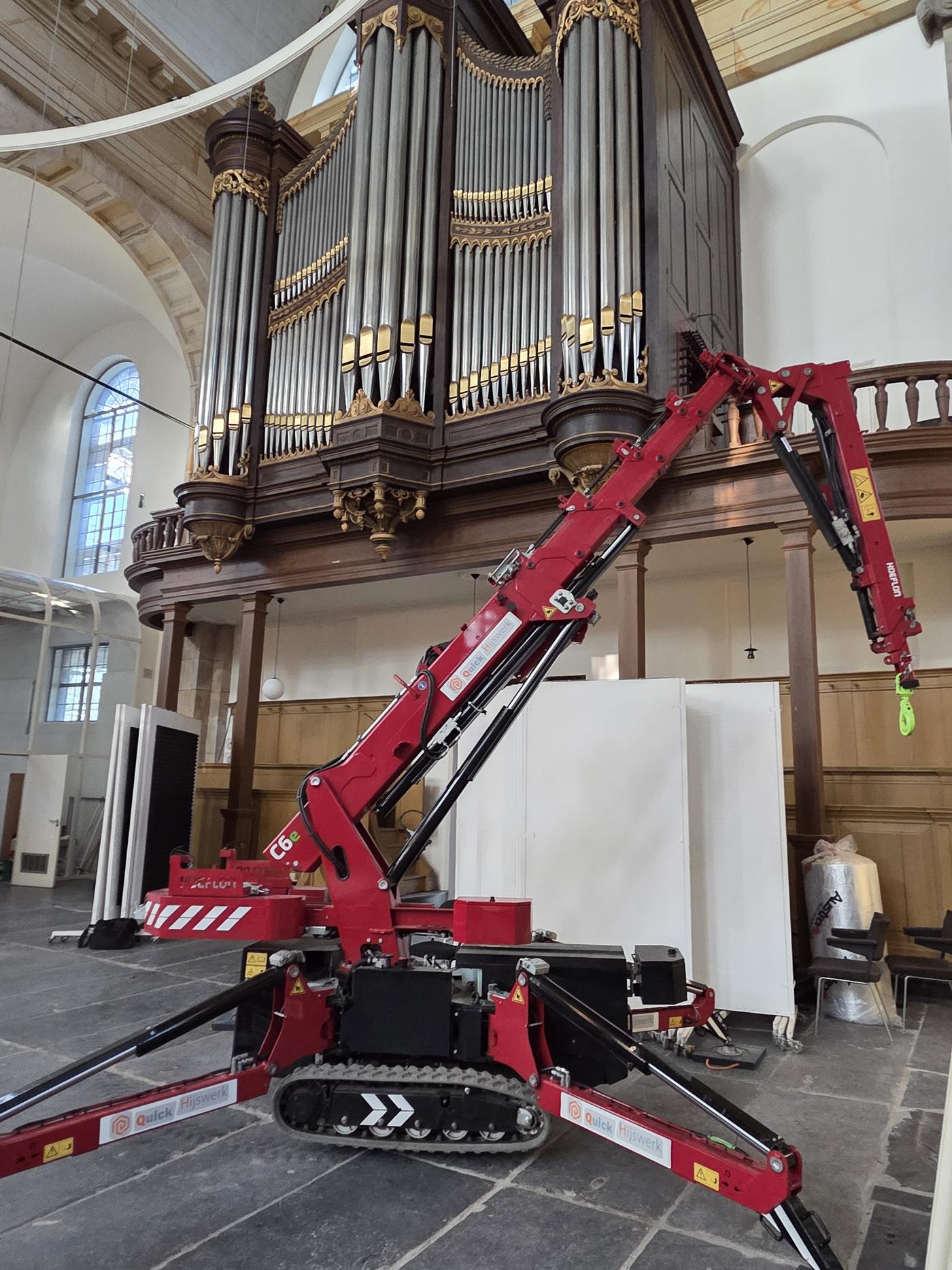 Compacte rupskraan binnen in de Oosterkerk in Amsterdam, opgesteld op de natuursteen vloer onder het orgel