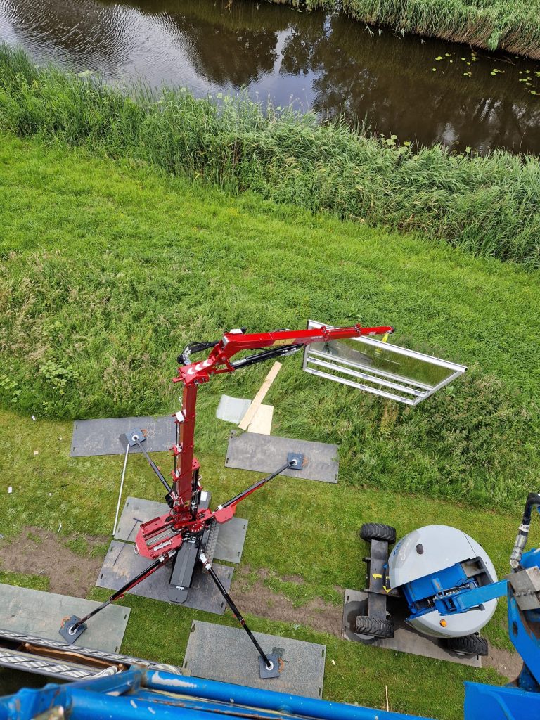 Glazen puien achter een gebouw